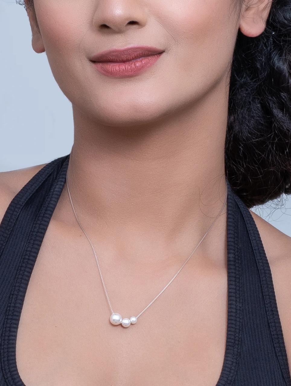 Pearl drift necklace