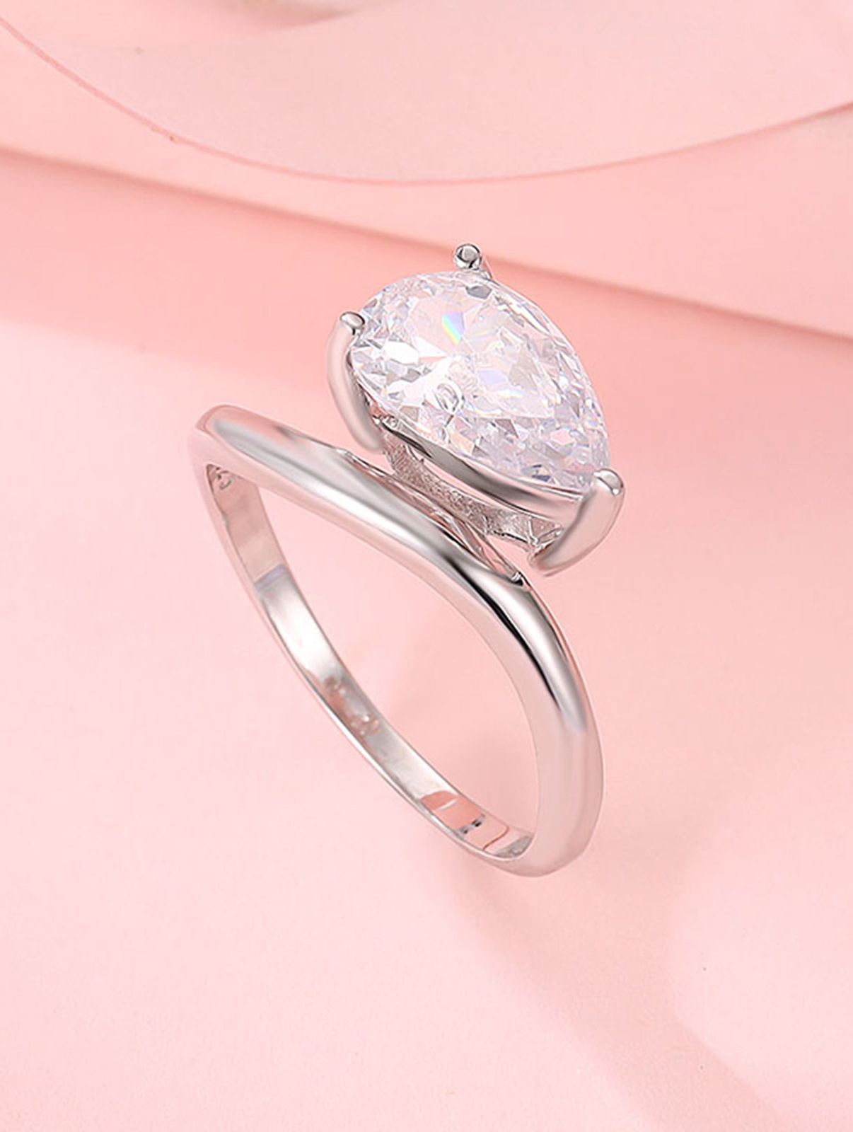 Evara’s Dewdrop Diamond Glow Ring