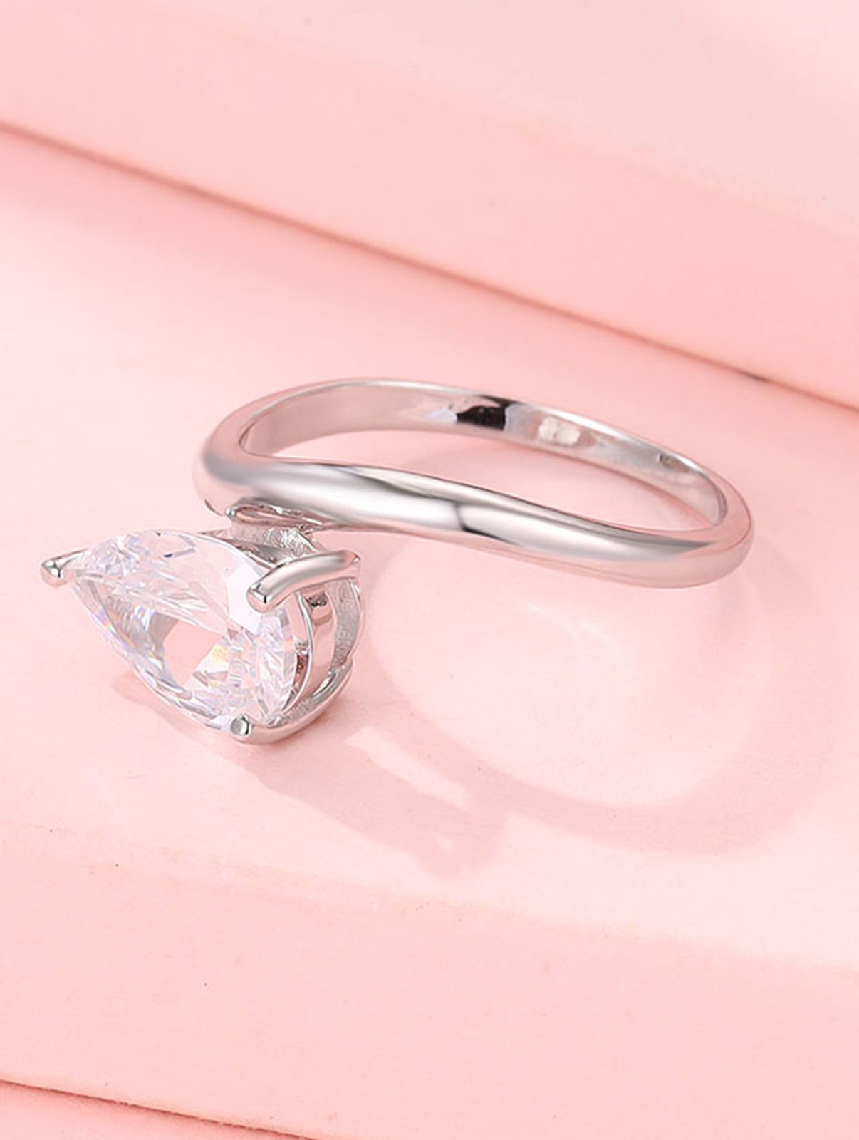 Evara’s Dewdrop Diamond Glow Ring