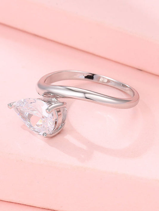 Evara’s Dewdrop Diamond Glow Ring