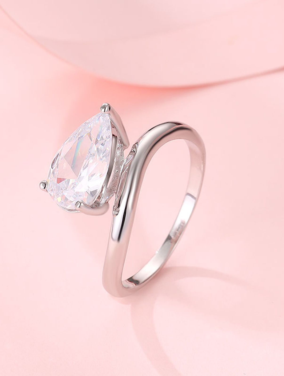 Evara’s Dewdrop Diamond Glow Ring