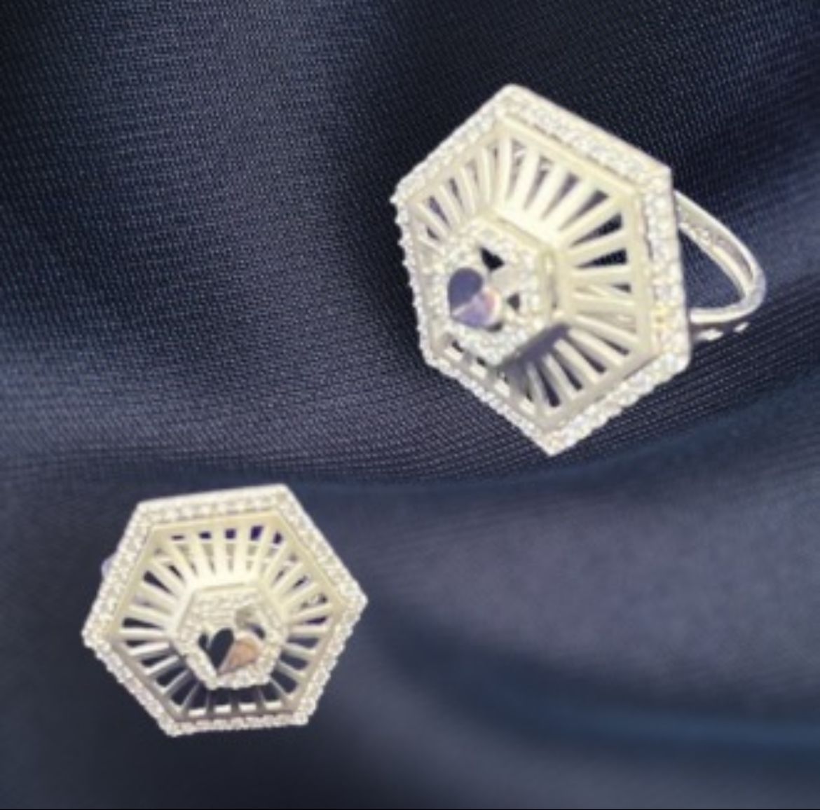 Royal HexaHeart Ring