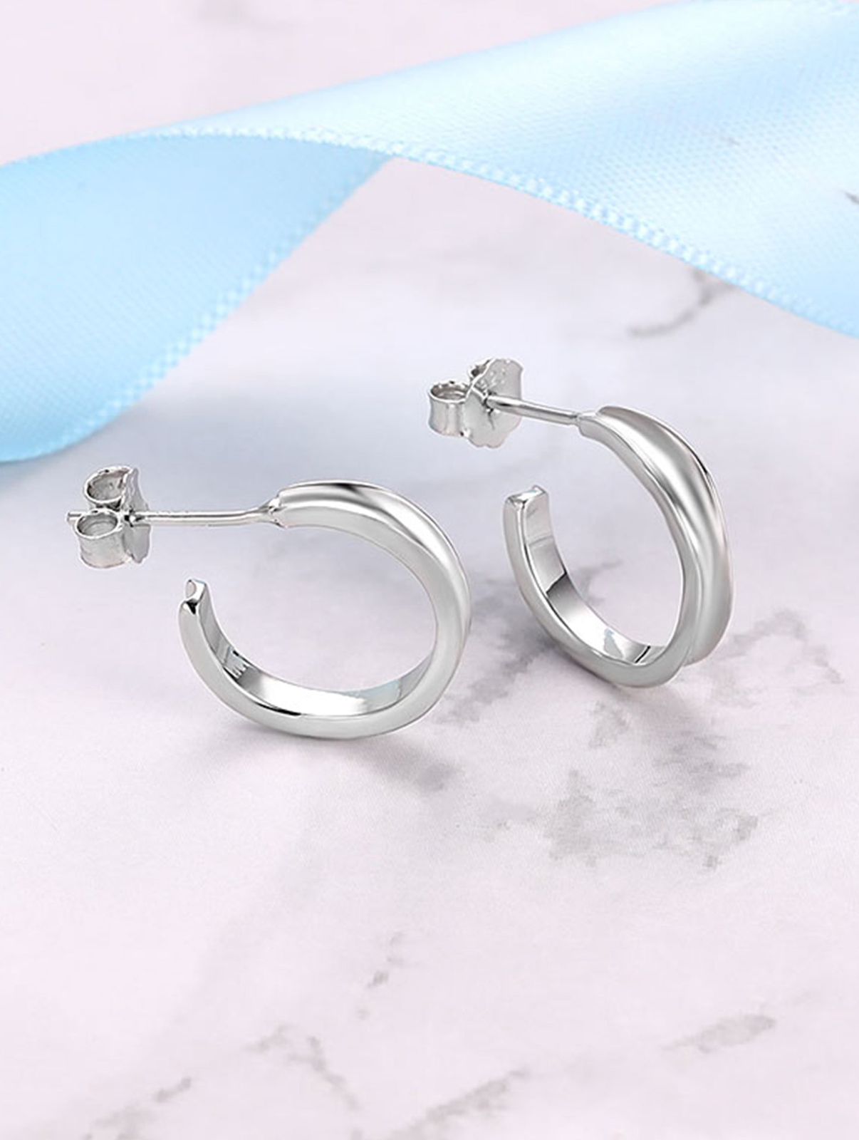 Evara’s Sleek Curved Hoops Earrings