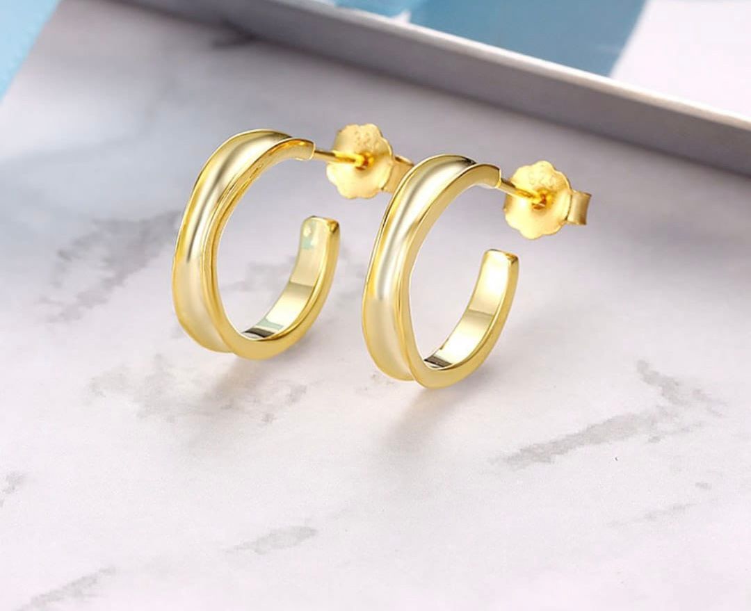 Evara’s Sleek Curved Hoops Earrings