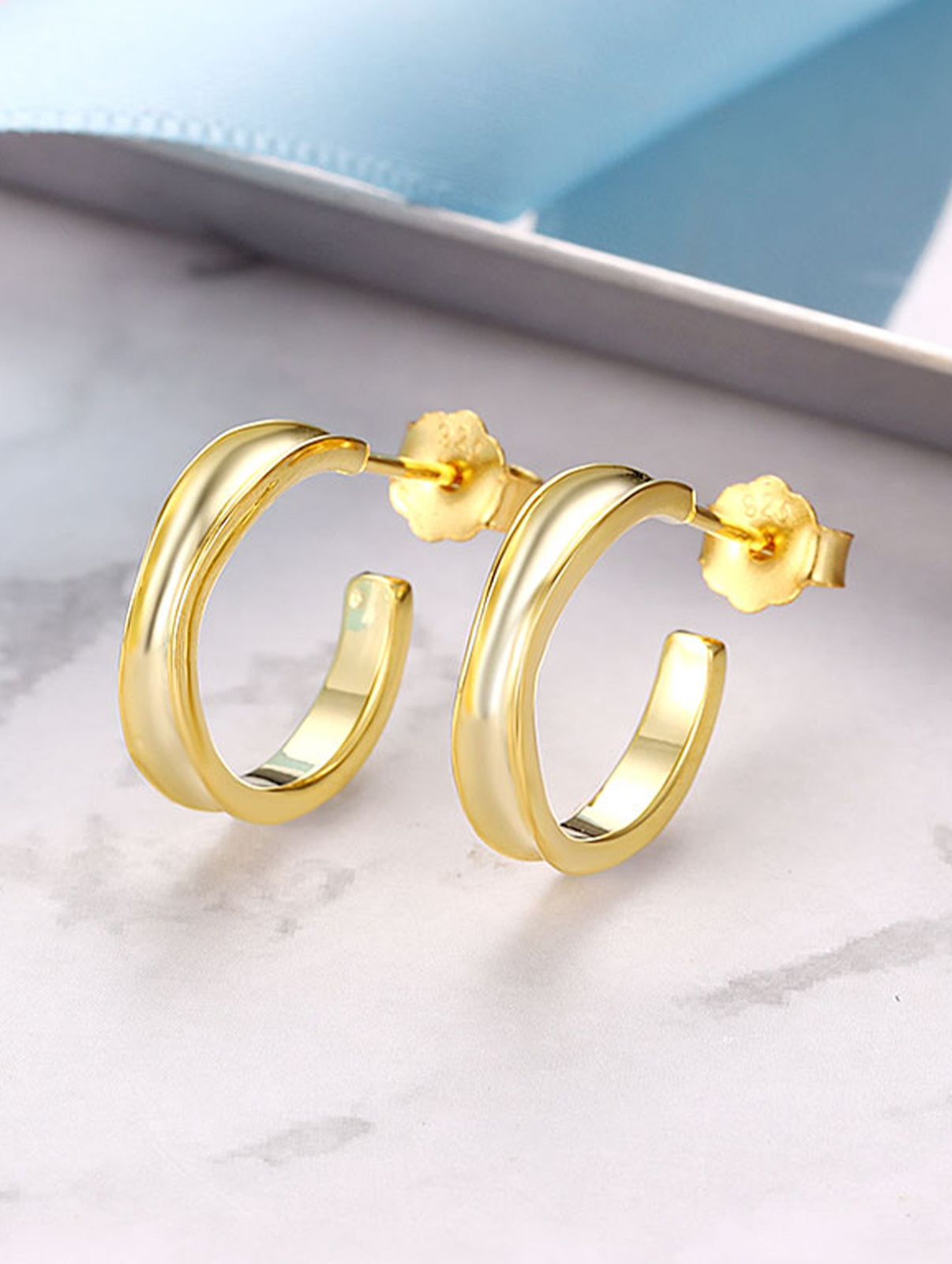 Evara’s Sleek Curved Hoops Earrings